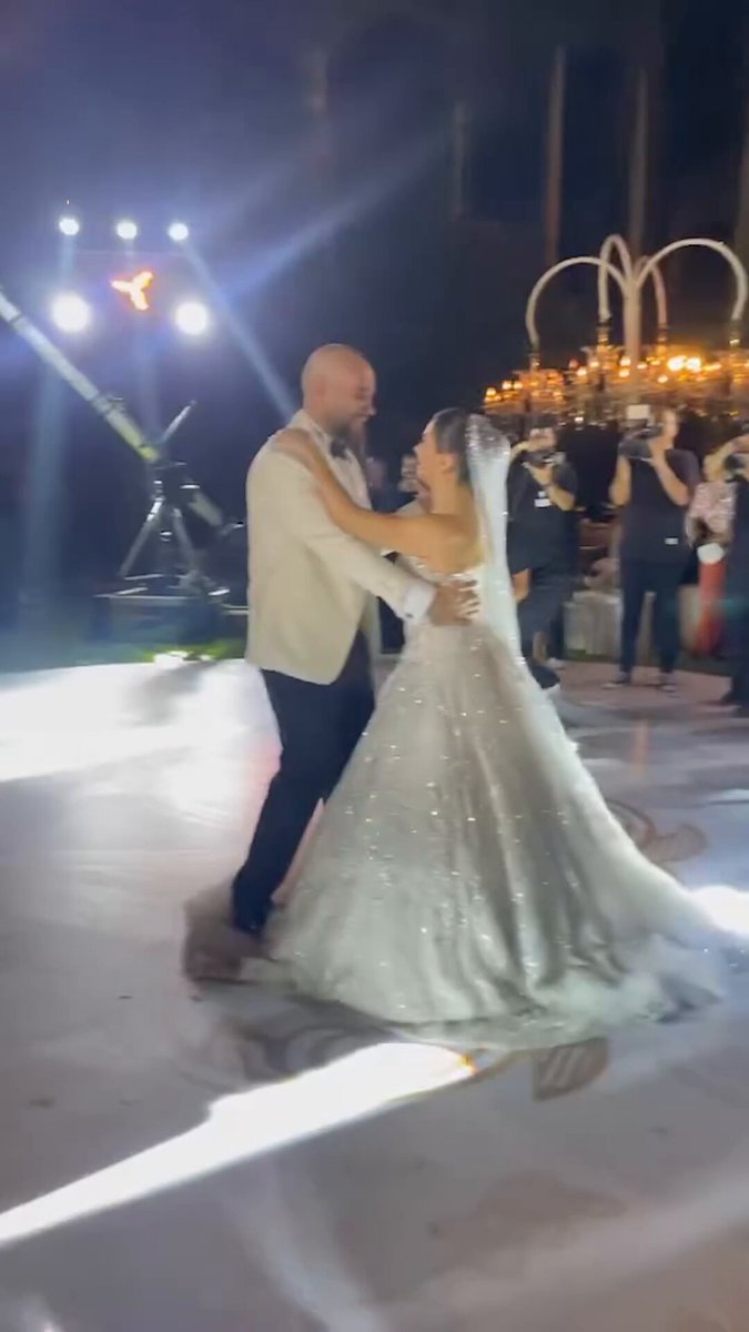 حاتم صلاح يحتفل بزفافه وسط أجواء مليئة بالفرح. أحمد سعد قدّم مجموعة من أجمل أغانيه، وهنا الزاهد وأحمد فهمي بين الحضور 