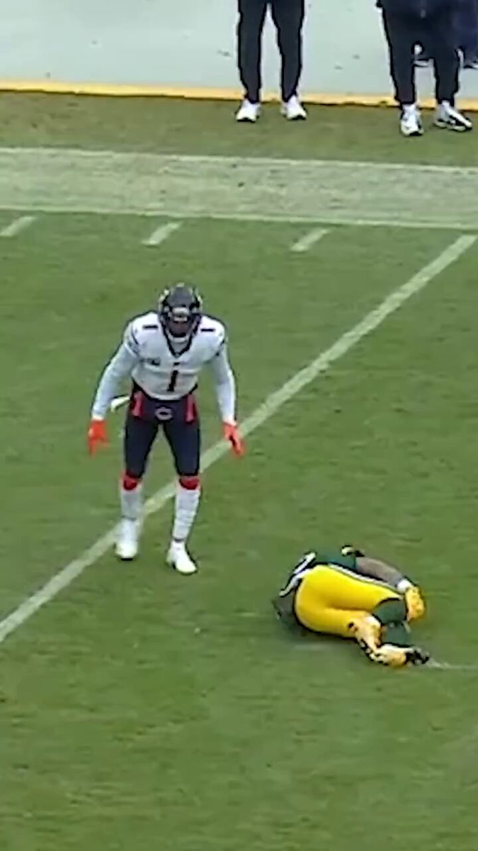 Class Act: Bears CB Jaylon Johnson immediately bent down in prayer when he saw Packers WR Christian Watson go down on the field with a torn ACL injury.
What a special player 💔🙏