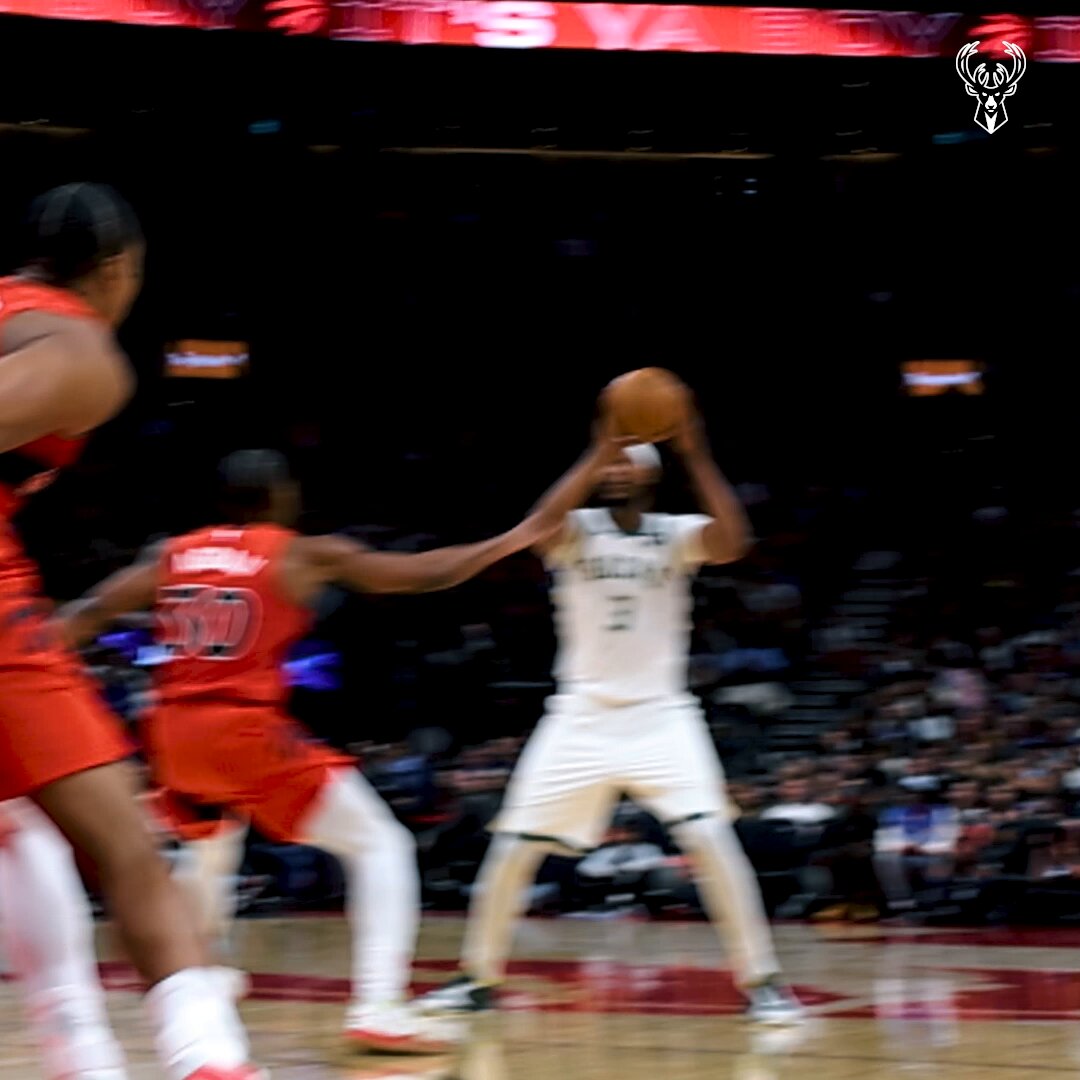 Nice high-low action from Myles to Giannis.