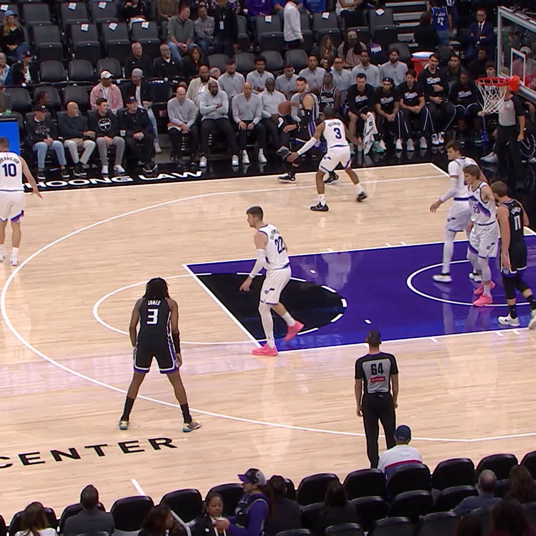 FLYBY ALERT 🚨
Zach LaVine's footwork before this middy is too nice!
Watch on NBA League Pass:
