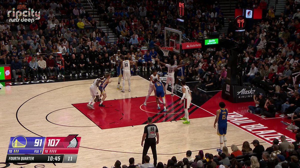 Jrue Holiday and Deni Avdija link up for the fastbreak jam 💥