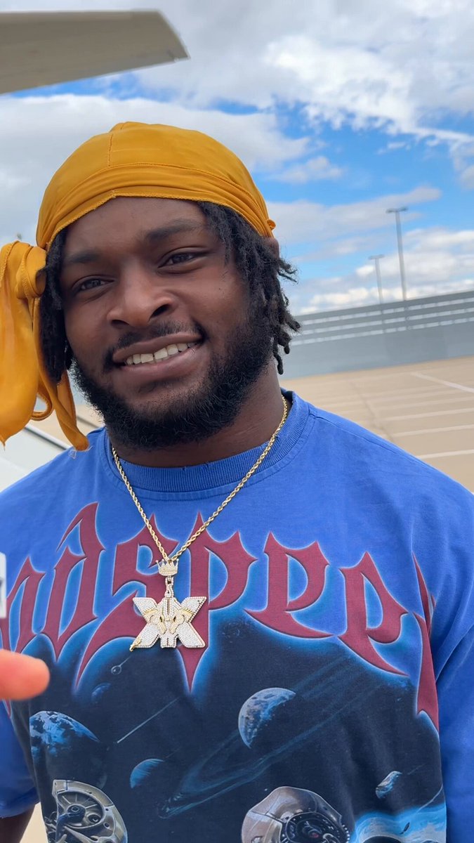 for the homies back home 🧳
#DallasCowboys | @AmericanAir
