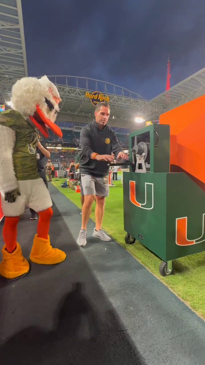 Sound the horn 🔊
@CanesFootball | #KeepPounding