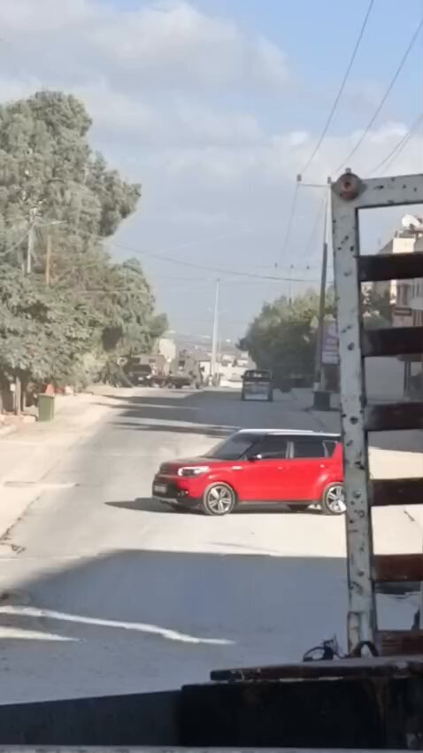 قوات الاحتلال تداهم محل بيع أسمدة ومواد زراعية في حي الألمانية بمدينة جنين 