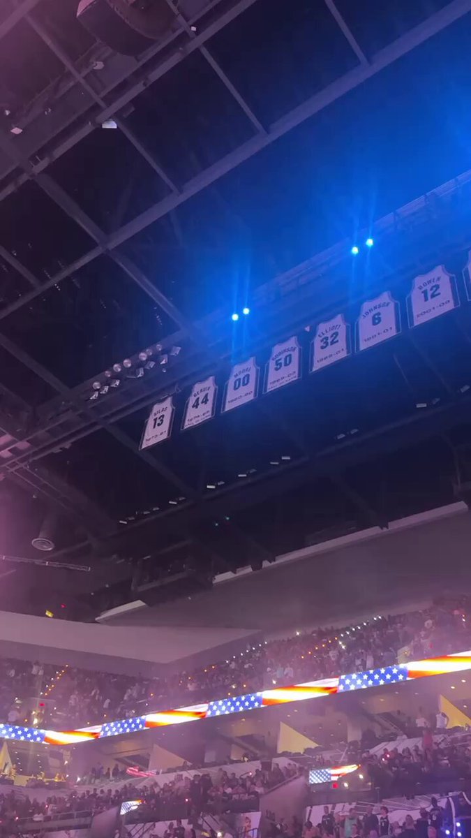 A new banner has been raised in San Antonio 👀
An honor for Coach Pop!