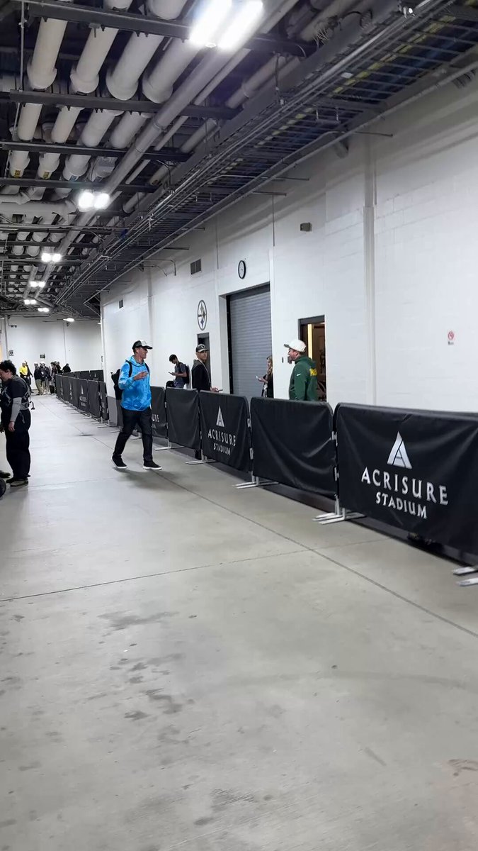 Aaron Rodgers arrives to face the team he won it all with 🤝