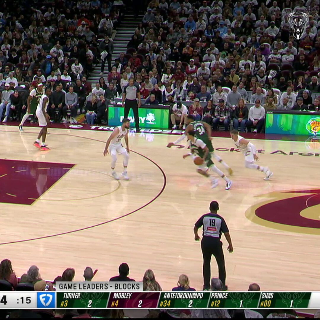Giannis behind-the-back pass to MT for three!