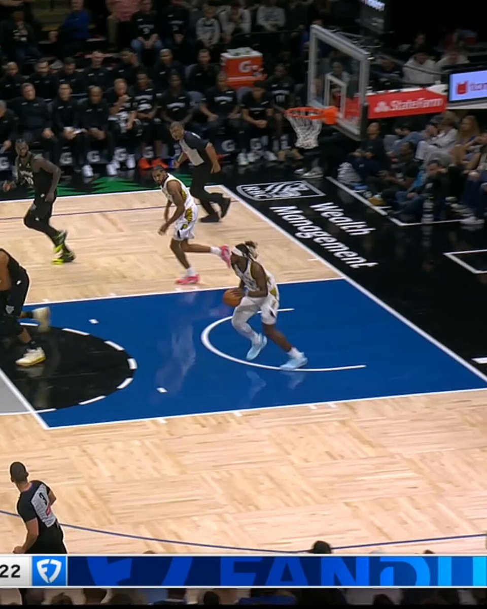 RayJ Dennis with back-to-back threes 🎯