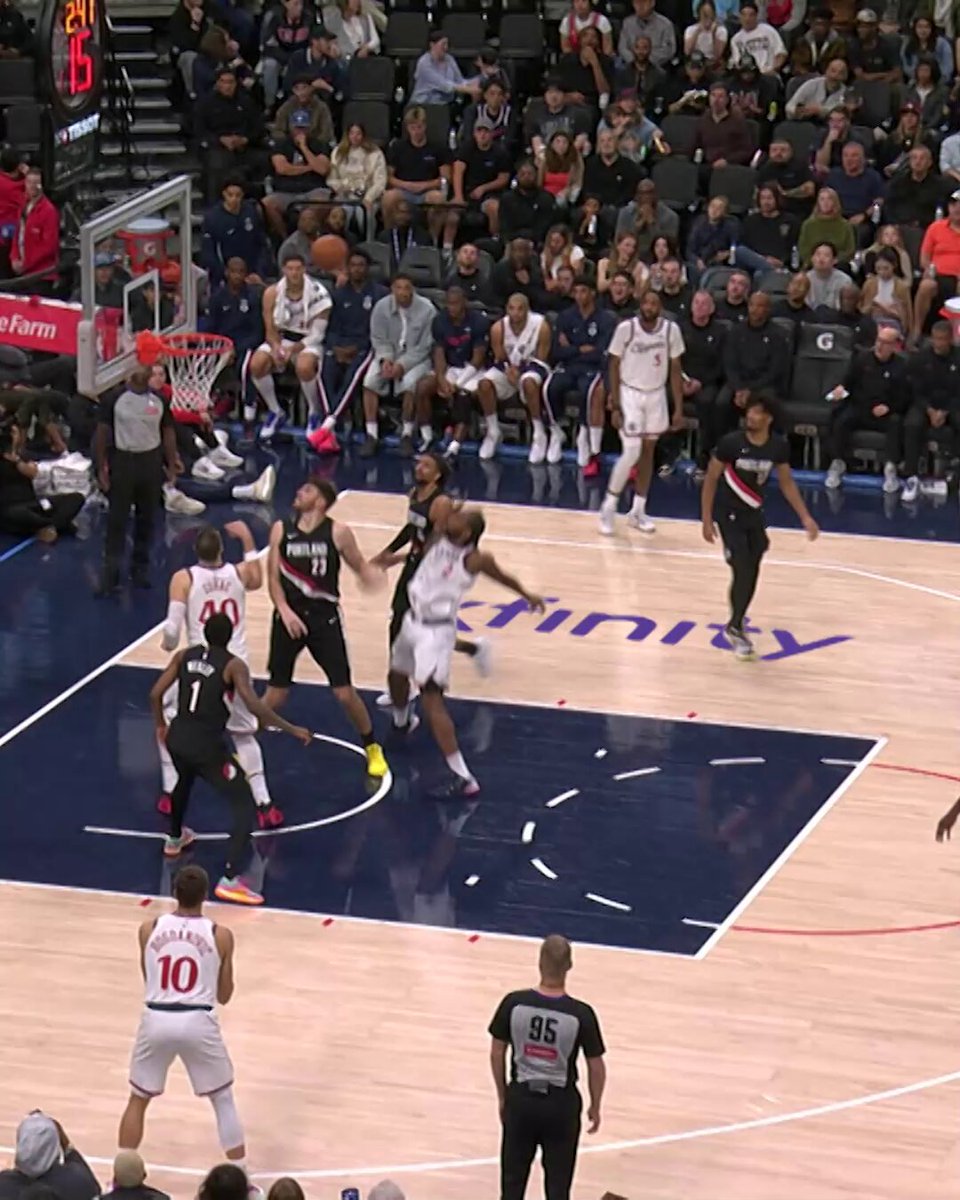 Shaedon Sharpe THROWS it down 😤