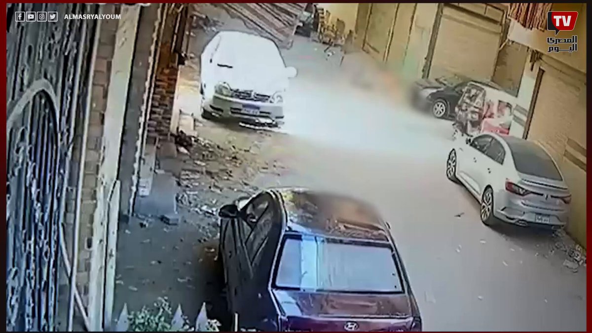 كاميرا مراقبة تكشف لحظة نقل المتهم بقتـ.ـل أطفـ.ـال فيصل ووالدتهم للطفلـ.ـين إلى مدخل عقار قبل تركهما في الشارع 