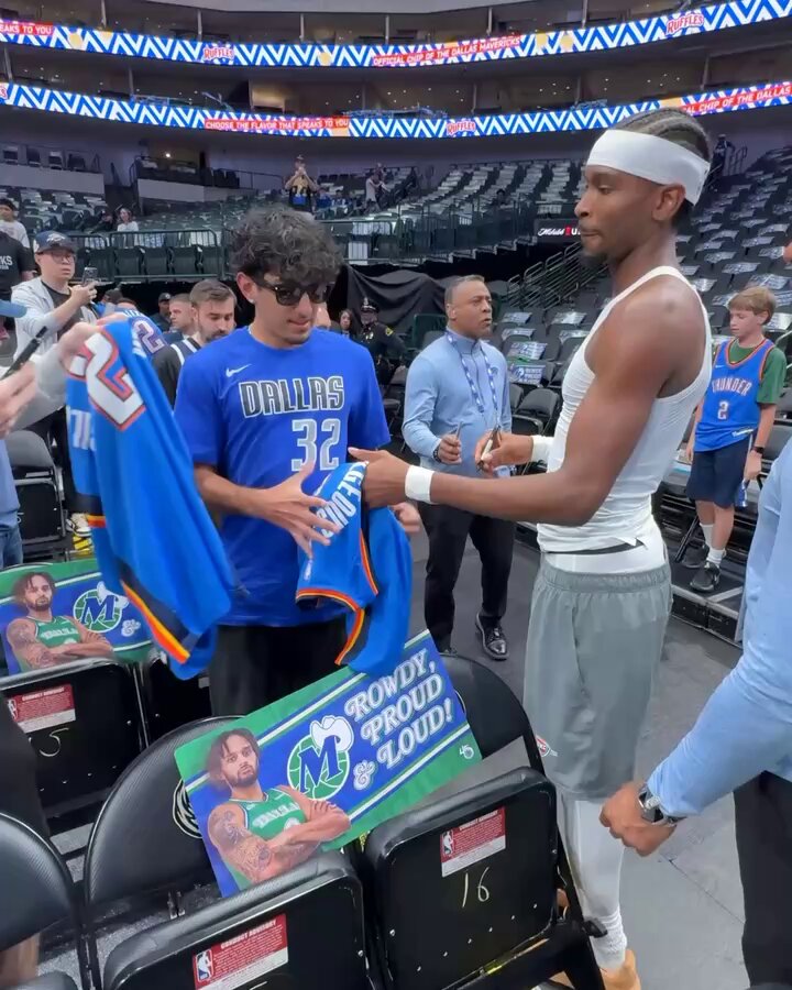 Home or away... Shai always makes time for the fans!
Thunder/Mavs | 8:30pm/et | NBA League Pass