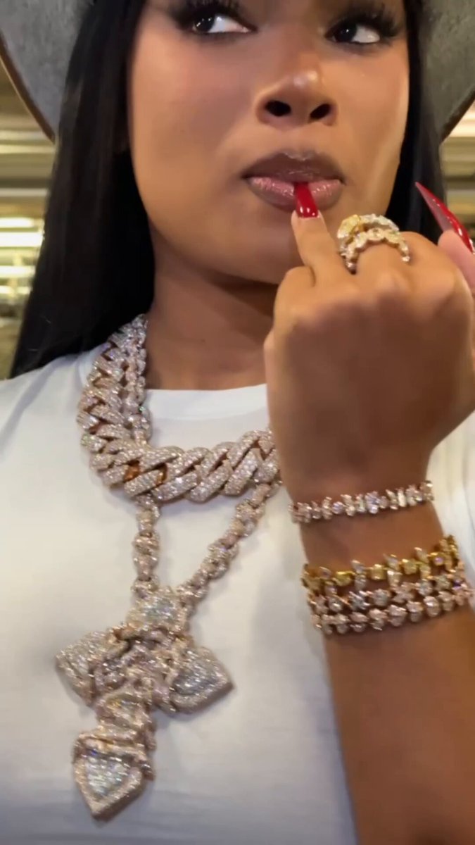 How many pts Klay dropping? 
Megan Thee Stallion: “HE BETTER DROP ALL OF THEM” 😂😂