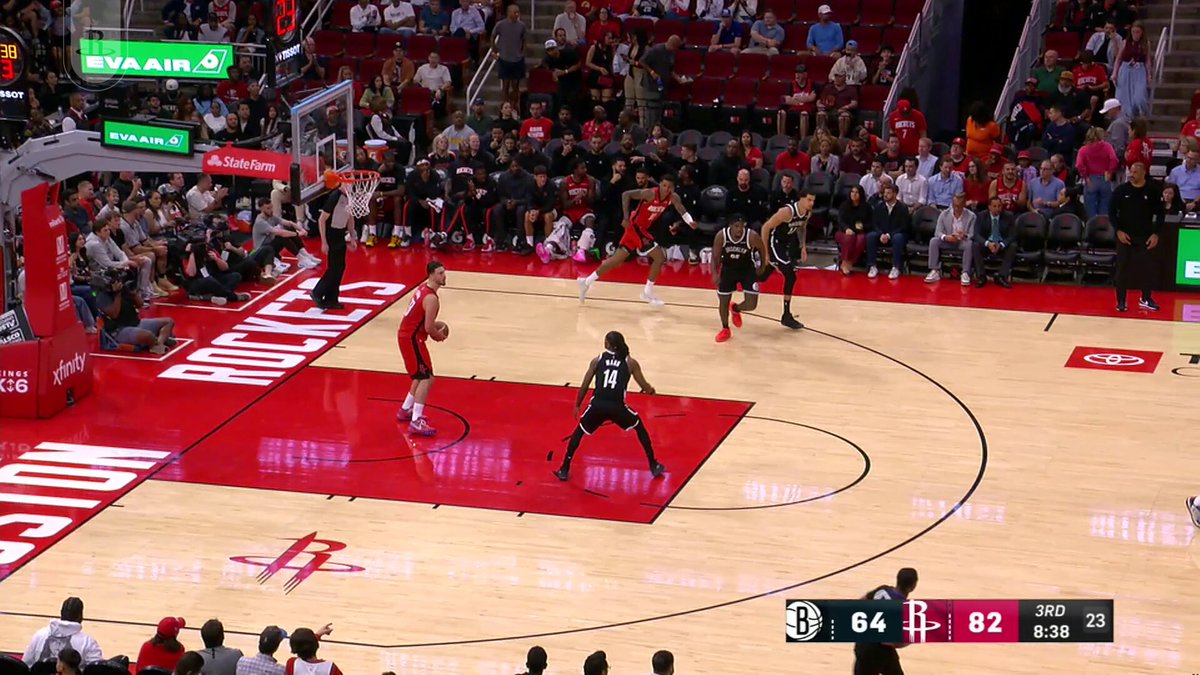 Kevin Durant recovers in the lane for the and-one in traffic 👏


