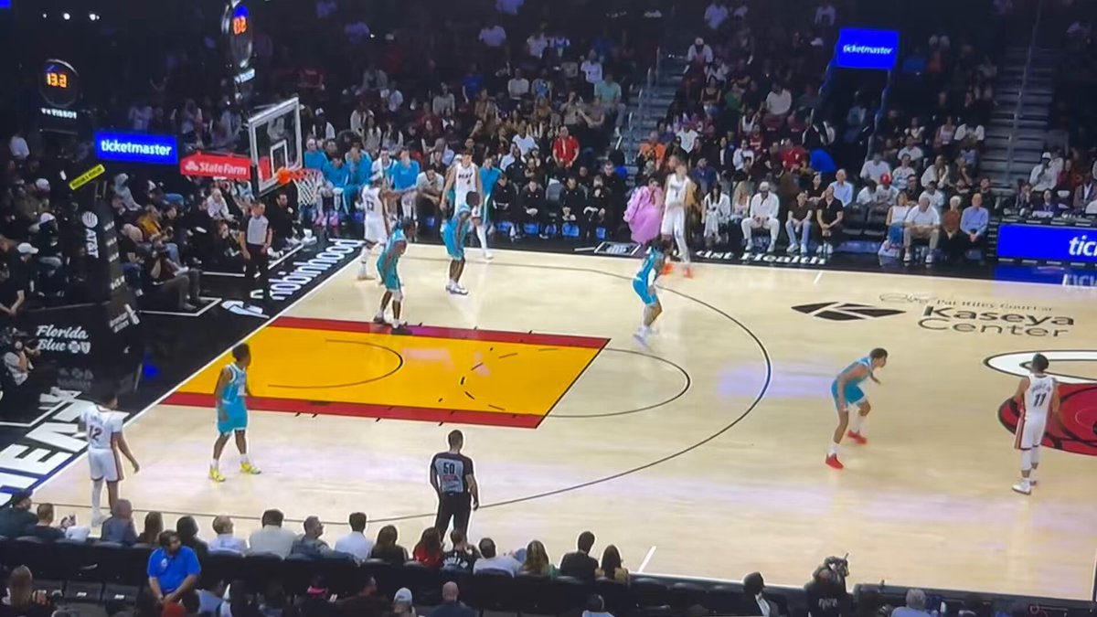 How nice is it to have your old school power forward be able to give you the superstar iso at end of quarter, and then destroying the Hornets defense with a jam that leads to a hard fall 😬