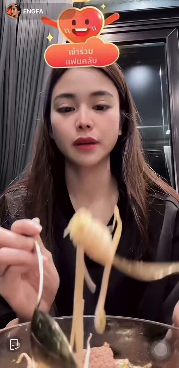 Porno: Ular bir yigitning ogziga siyishadi