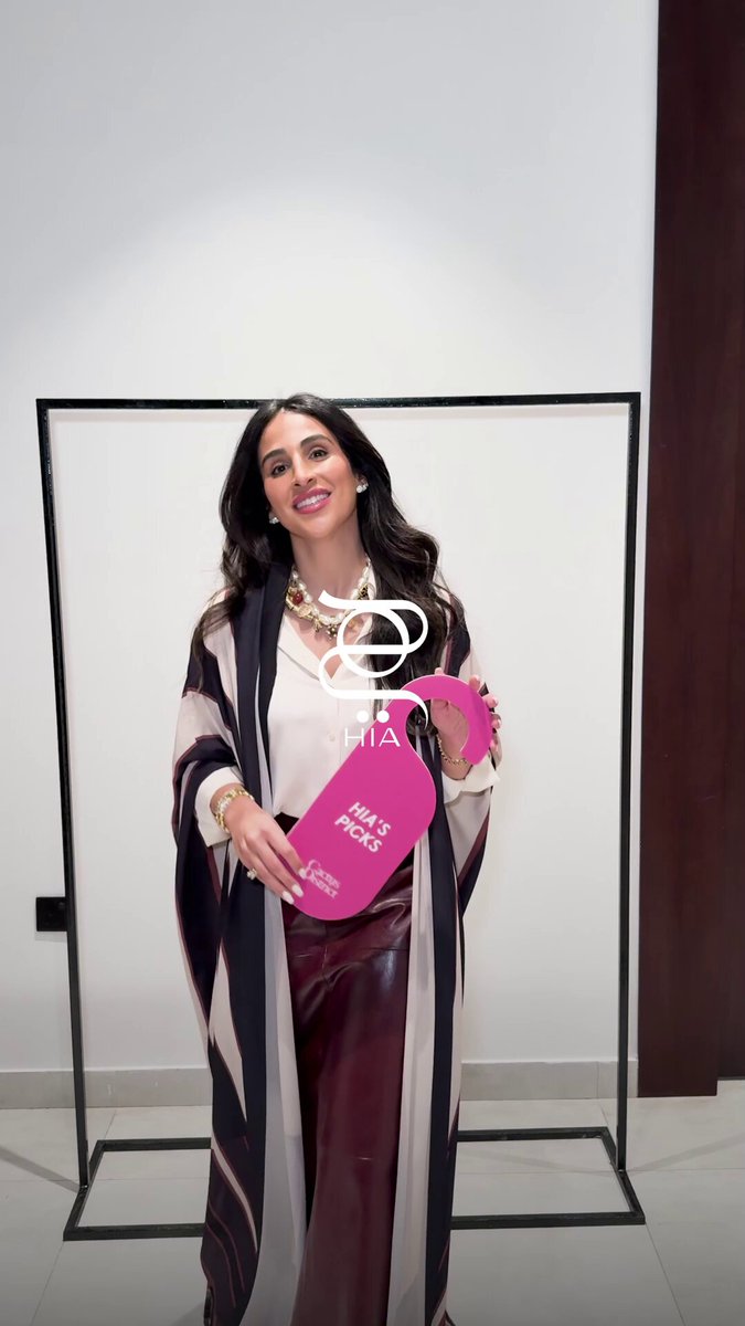 من داخل معرض Cactus District في الرياض نتعرف على اختيارات منسقة الأزياء الجوهرة الحجاج المميزة من علامات الموضة المشاركة بأحدث تشكيلاتها. لا تفوتوا اليوم الأخير غدًا لاكتشاف أكثر من 35 علامة متميزة تقدّم الأزياء العصرية، المجوهرات، الأكسسوارات، الحقائب ومنتجات التجميل في Versailles Gallery Mansard Riyadh #مجلة_هي 