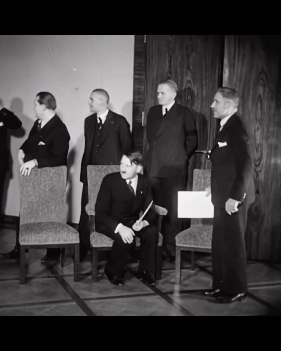 🧠 1933 : les nazis imposaient leur « ordre médiatique », contrôlaient l’image du régime et expulsai...