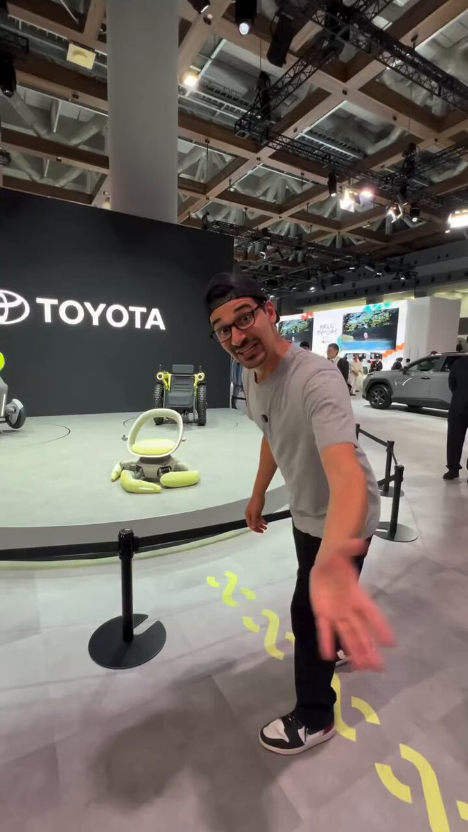 Brunette birinchi marta anal jinsiy aloqa qilishga harakat qiladi