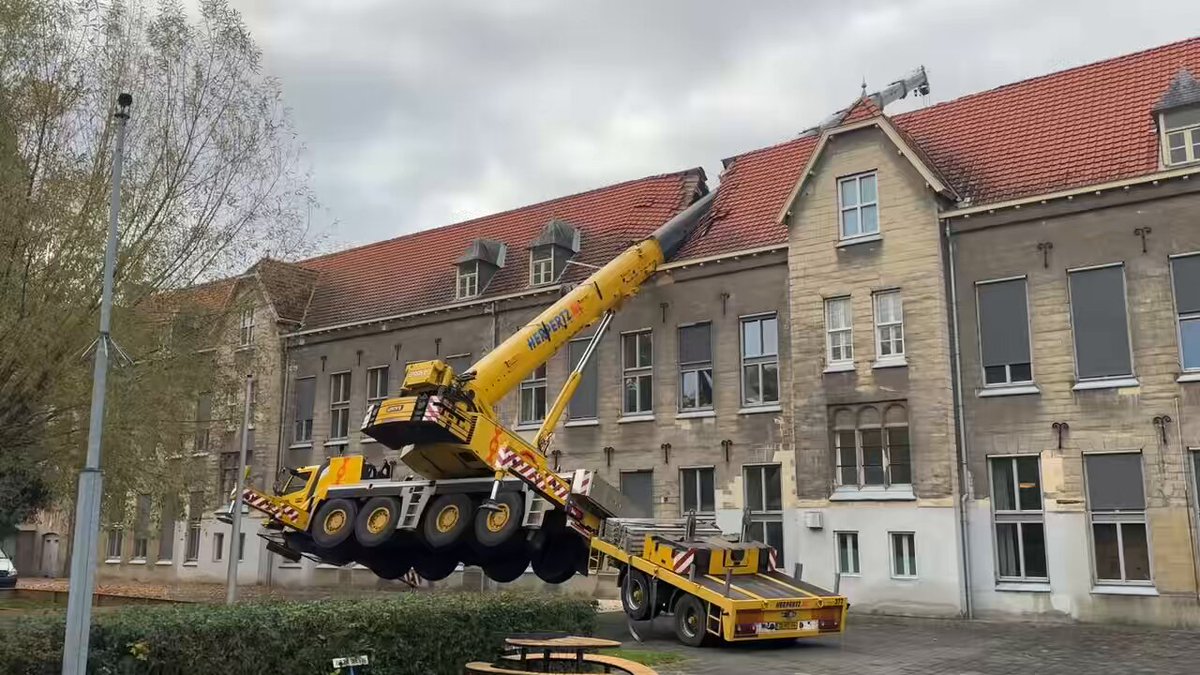 Bouwkraan door het dak van Keerpunt in Cadier en Keer