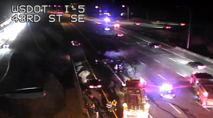 업데이트: 브로드웨이 남쪽 방향 I-5(MP 193)에서 충돌로 인해 현재 4개의 왼쪽