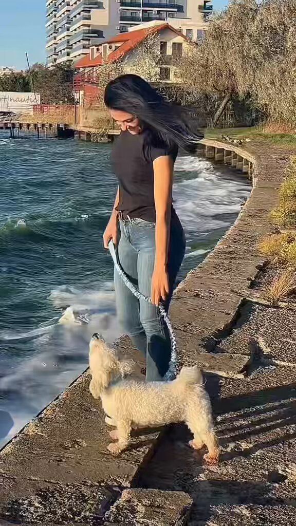 Biri erining kochasini yalaydi, biri soradi