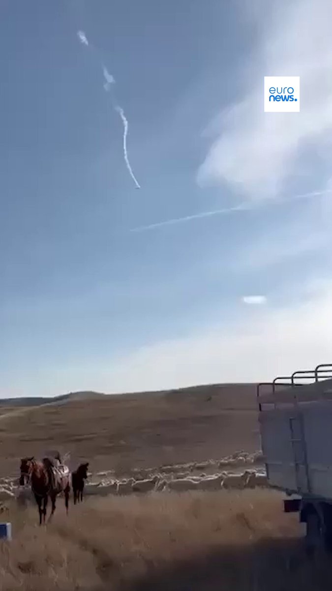 RT by @mikenov: Un avión militar de carga C-130 turco se estrelló el martes 11/11/2025 en Georgia, cerca de la frontera con Azerbaiyán. El Ministerio de Defensa de Turquía confirmó la tragedia, que lamentablemente dejó víctimas entre la tripulación#Turquía #Georgia #Azerbaiyán #AccidenteAéreo pic.