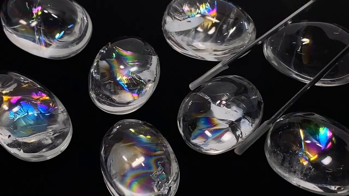 ★厳選お買得★夢を叶えるドリーム水晶【クラックレインボー爆裂水晶ラウンド連】❤️ クラックに虹色の輝きが浮かんだ水晶 #アイリスクォーツ。七色の虹は