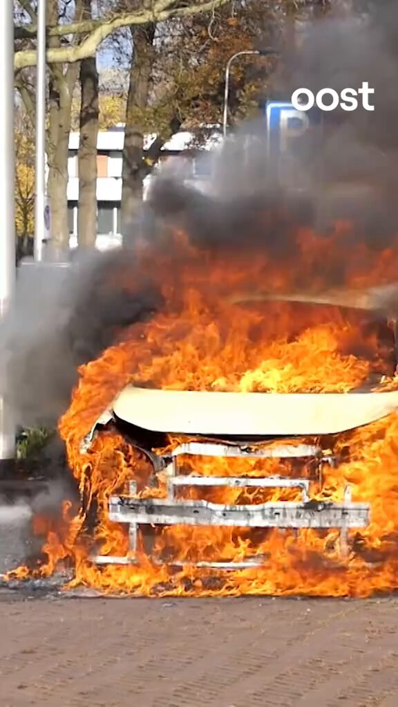 Elektrische auto in vlammen opgegaan in Enschede