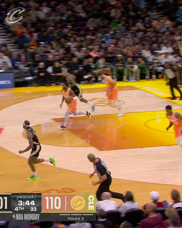 DEAN WITH THE DUNK.

@deanwade3232 | #LetEmKnow 