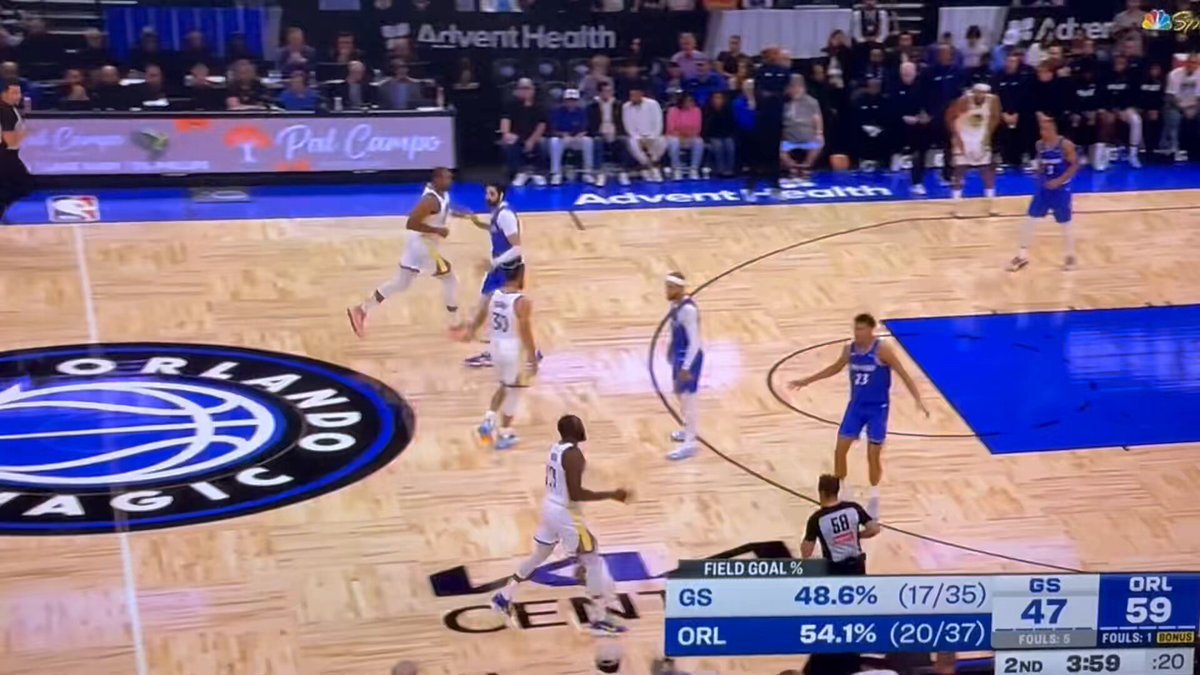 Really cool wrinkle to the Warriors bread and butter low post split. It sets up with Horford in the post, but then he dribbles out to wing, feeds Draymond who replaces him just as Al is setting the split screen. Steph, of course, does the rest 👌🏀 
