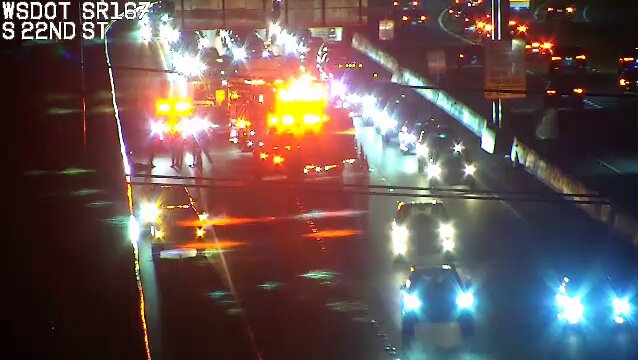 更新: I-405 (MP 26) のすぐ南にある北行き SR 167 で、現在衝突により右側 2