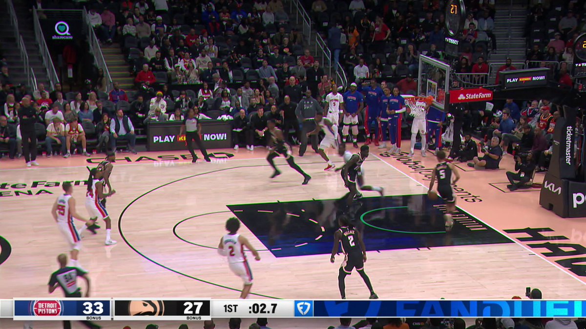 Keaton Wallace beats the 1Q buzzer 😱

THAT WAS FROM ALMOST HALFCOURT! 