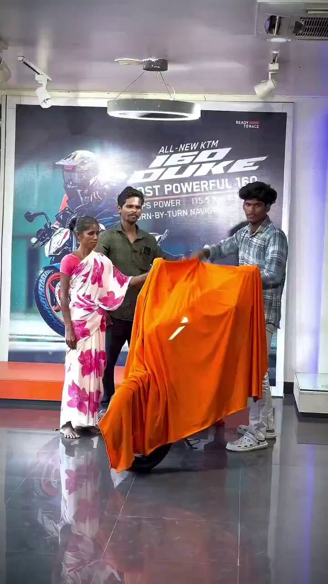 స్తోమత లేకపోయినా.. కొడుకు ఆశ తీర్చిన అమ్మ: వైరల్ అవుతున్న వీడియో