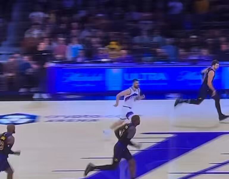 Who says refs don't call travels? Luka in open court: left foot gather step when dribble ends, right foot plans and becomes pivot, he then lifts it and puts it back down before shooting. Great call by Kennedy 👌 