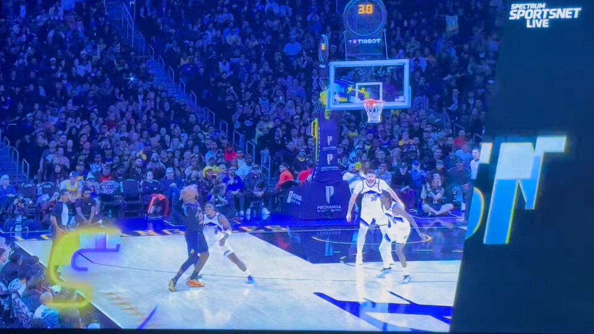 LeBron with the 50 foot baseball pass as the Lakers have officially taken control 