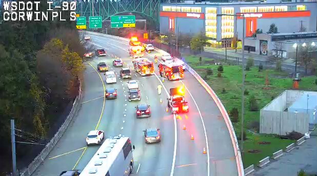 업데이트: 시애틀의 레이니어 애비뉴 서쪽에 있는 서쪽 방향 I-90에서 이 충돌로 인해