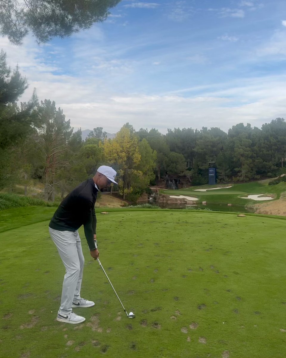 In case anyone was wondering, Mookie Betts is really good at any sport he plays 😅 