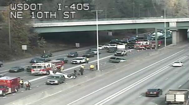 업데이트: 벨뷰의 NE 8번가 북쪽 남쪽 방향 I-405에서 충돌로 인해 두 개의 왼쪽