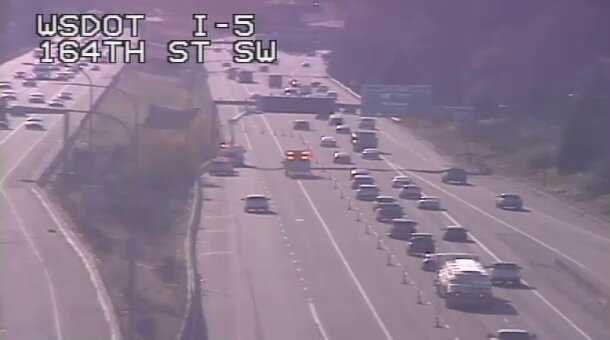 更新: リンウッドとミル クリークの間のアッシュ ウェイ近くの SB I-5 では、左側の 2