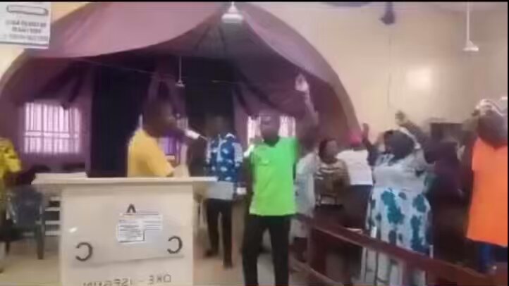 Image for the Tweet beginning: NIGERIA : Massacre en Direct