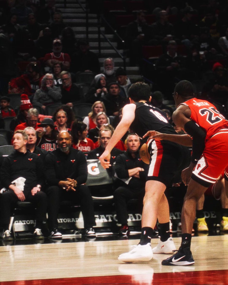 Hansen going to WORK in the post 💼 