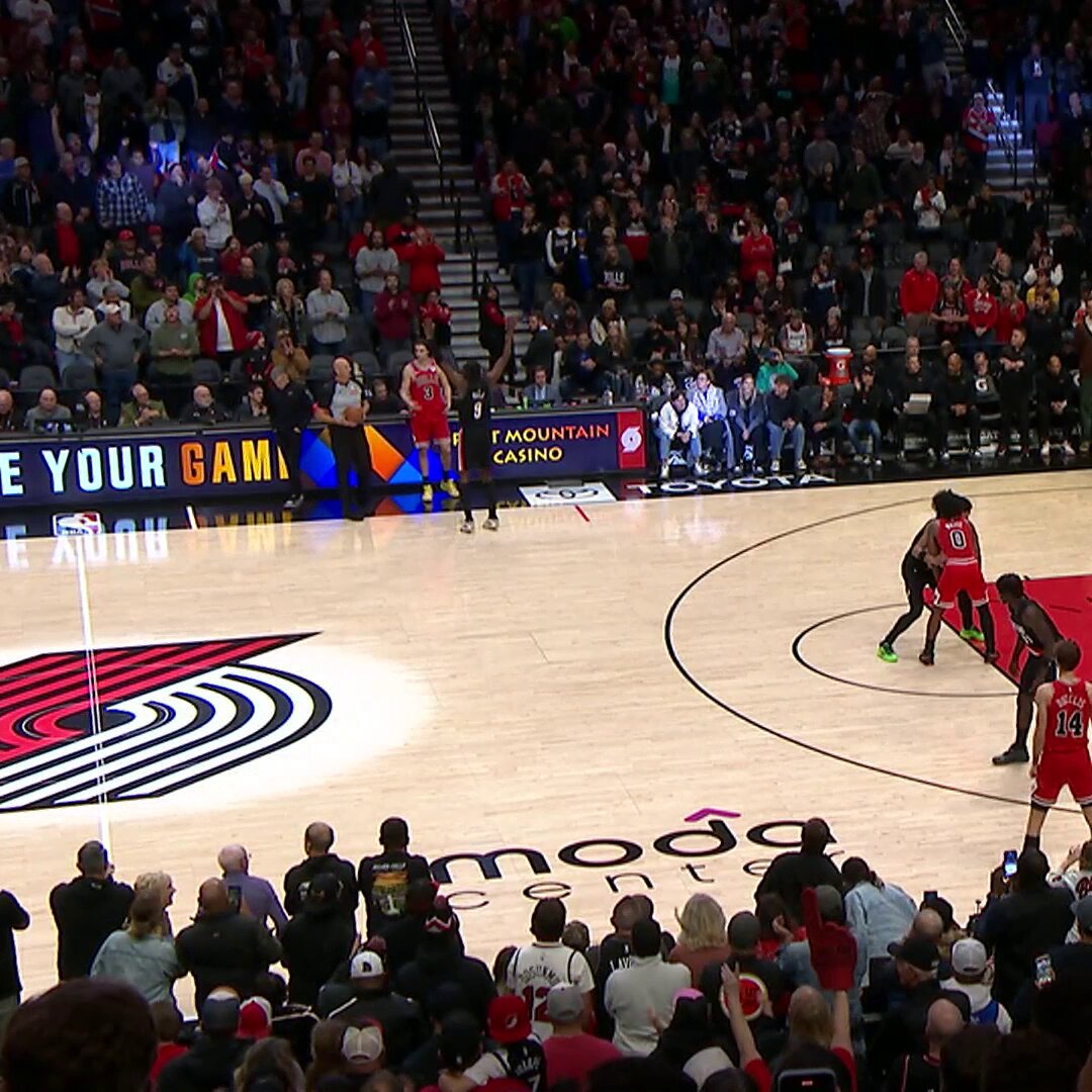 COBY WHITE FINDS NIKOLA VUČEVIĆ FOR THE GAME-WINNING TRIPLE FOR CHICAGO 🤯

             🚨 @TISSOT BUZZER-BEATER 🚨
                           Everyone Gets 24  