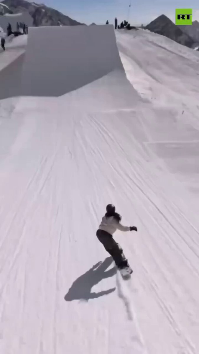 A 21-year-old Japanese snowboarder, Kokomo Picture