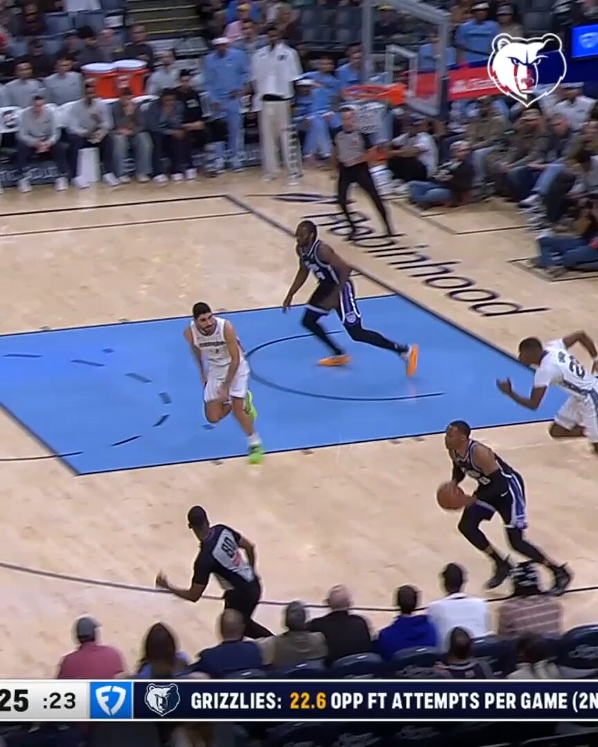 .@zach_edey from long range 👌

📺 @FDSN_Grizzlies / @WMCActionNews5 