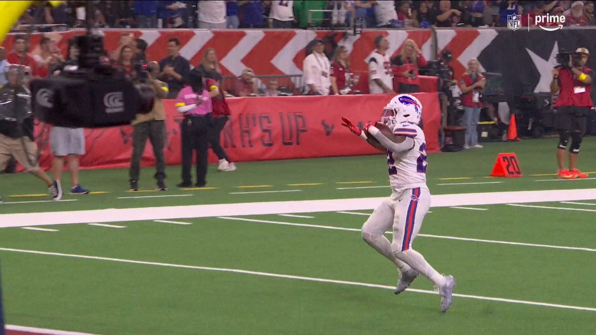 The sideline was HYPED after this Ray Davis 97-yard return 😂 