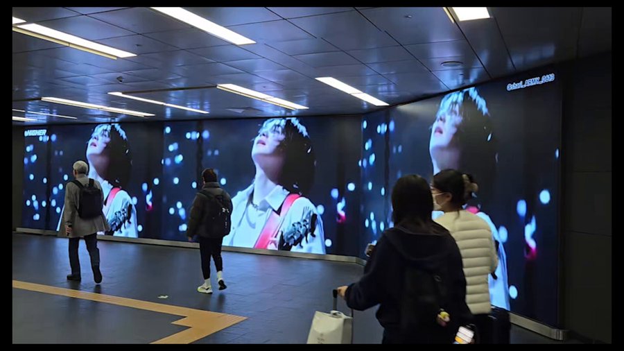 홍대입구역 디지털 사이니지