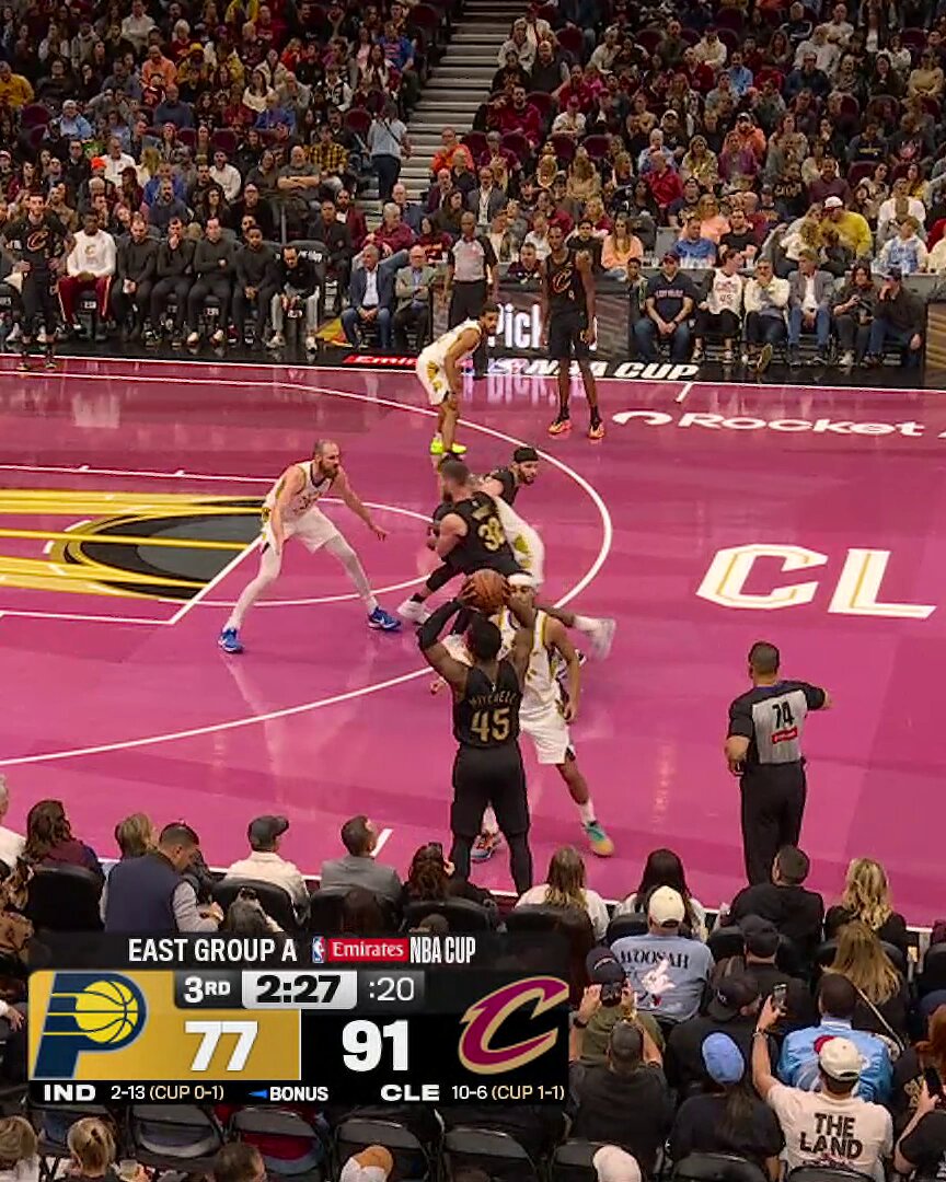 "WITH THE REVERSE!" 

Jay Huff throws down on the break 💥 