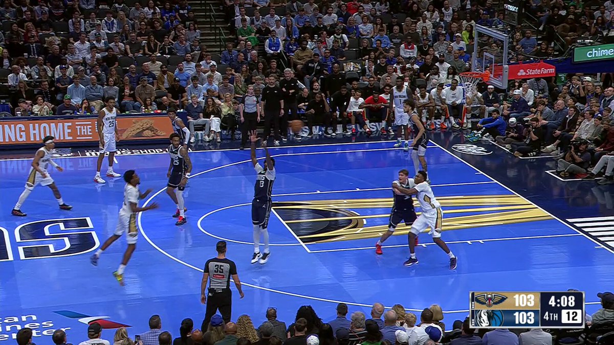 Montverde matchup

Derik Queen finishes through the contact 