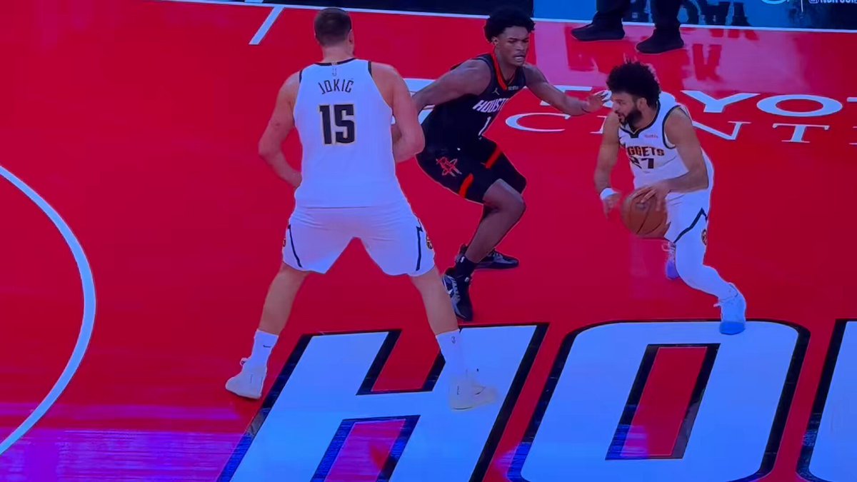 This was an off foot layup, making it even more impressive as Murray jumps off the left foot and finishes with the left hand, using the rim as protection from getting blocked 👌🏀 