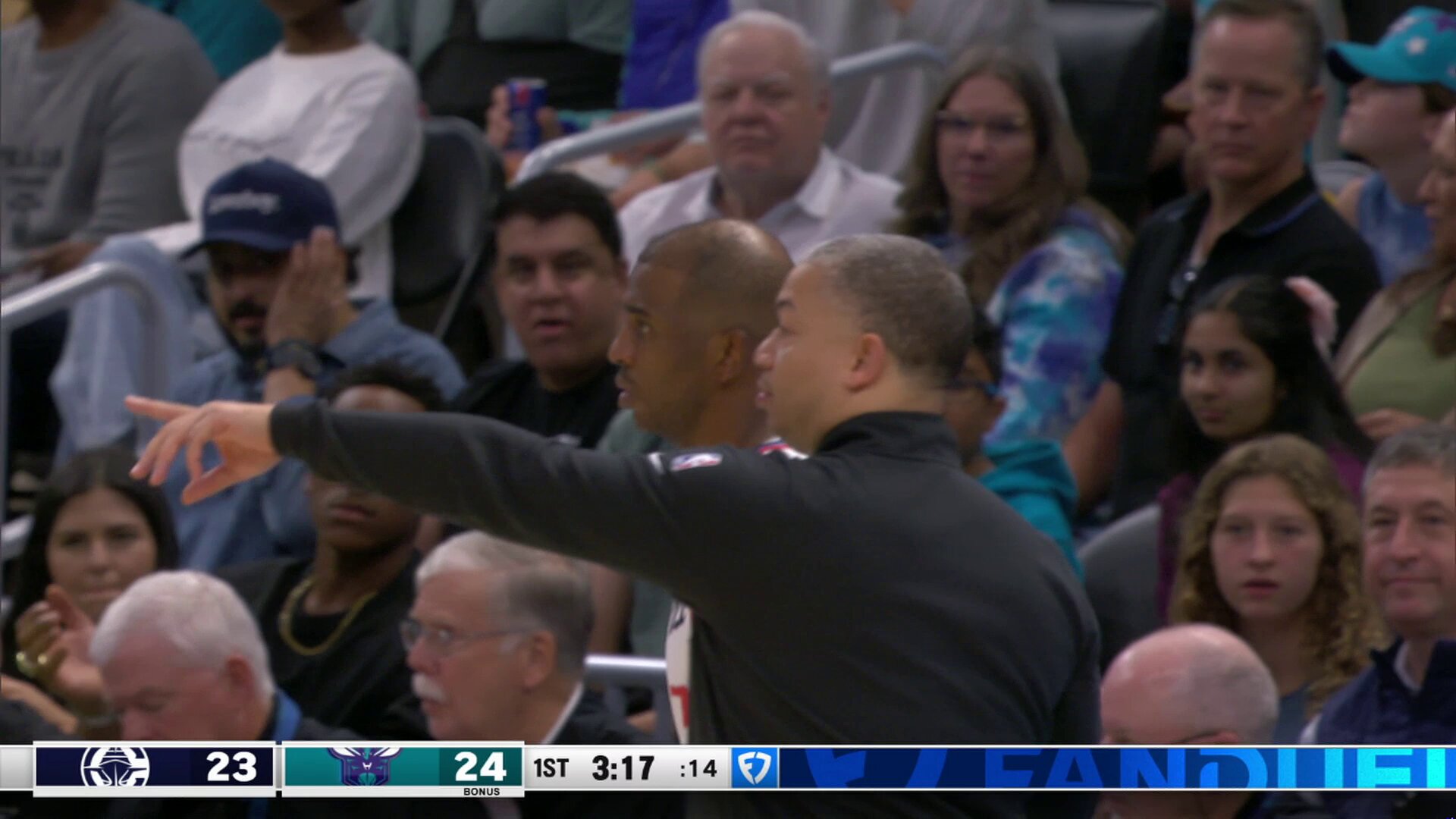 "Chris Paul... welcome home!"

Charlotte showing love to CP3 ?